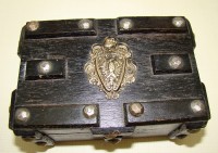 Шкатулка Сундучок с гербом (W199)