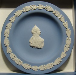 Wedgwood тарелочка декоративная с барельефом Екатерины II (M884)