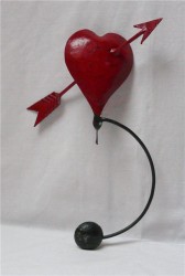 Сувенир качающееся на краю стола Пронзенное сердце (K788)