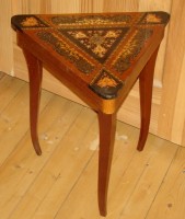 Столик старинный с шкатулкой и музыкальным механизмом (W396)