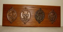 Вензеля королевские на деревянной панели (E999)