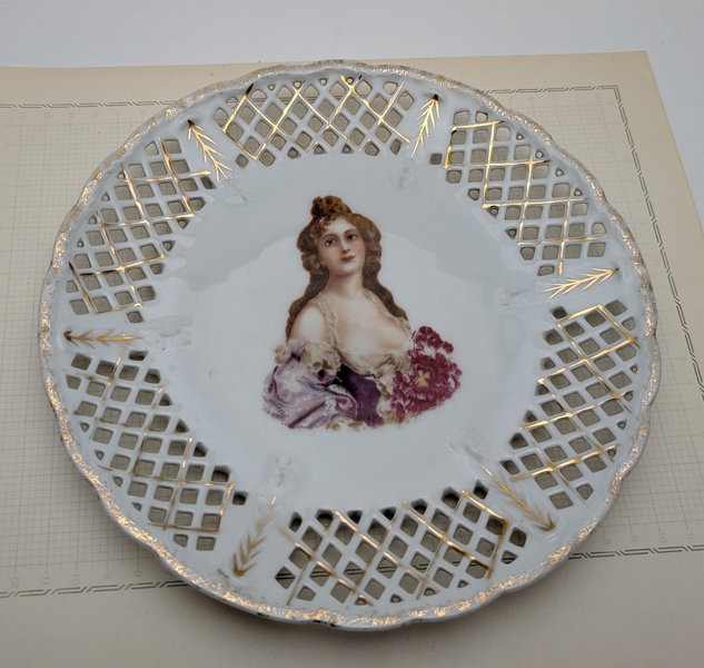 Тарелка винтажная ажурная Портрет женщины (B131)