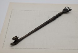 Старинная чесалка для спины с оберегом (B231)