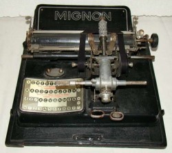 Редкая планшетная печатная пишущая машинка MIGNON (D544)