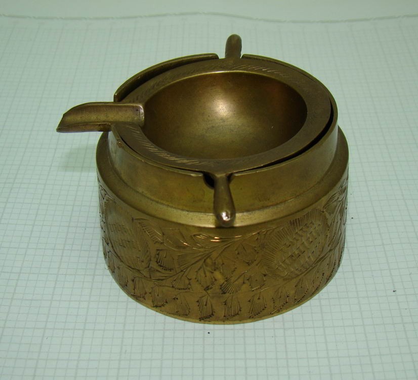 Пепельница на подставке (R721)