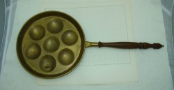 Сковорода с выемками (R813)