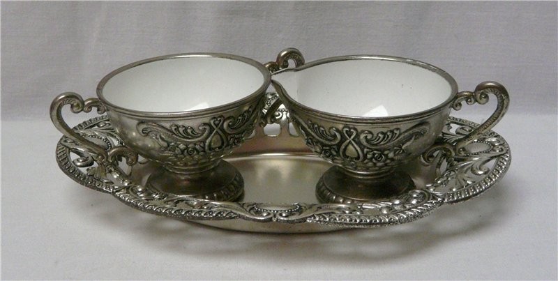 Сахарница и молочник на подносе (K849)