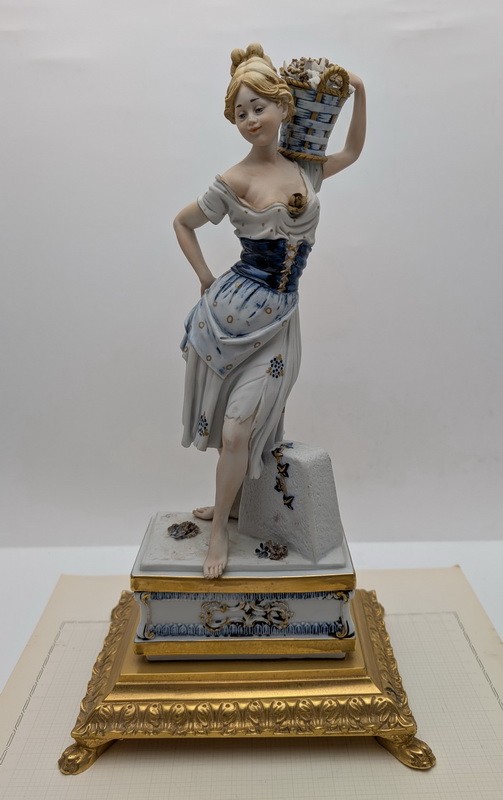 Статуэтка винтажная Девушка с корзиной цветов (A944)