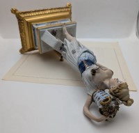 Статуэтка винтажная Девушка с корзиной цветов (A944)