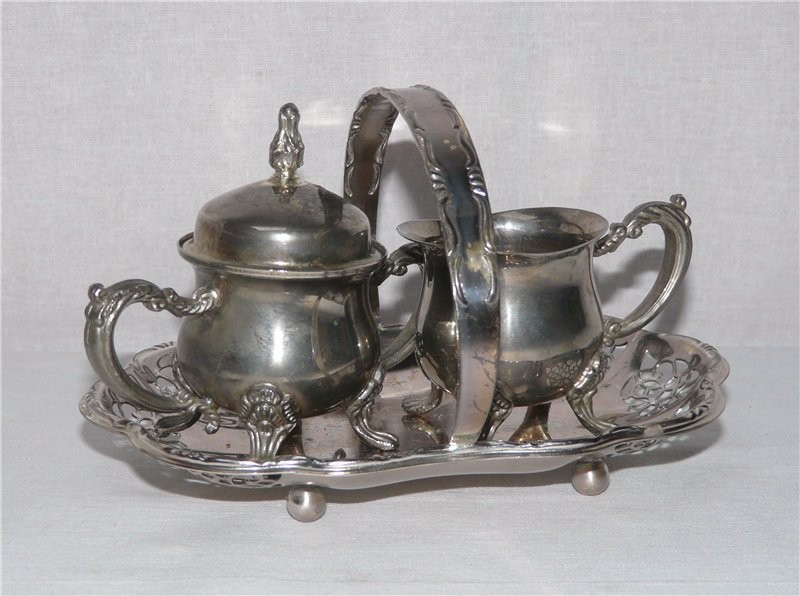 Сахарница и сливочник на подносе (K457)