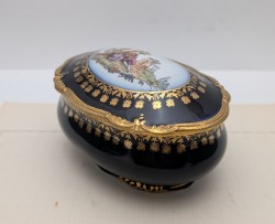 Friedrich Eger & Co винтажная шкатулка с галантной сценой (A949)