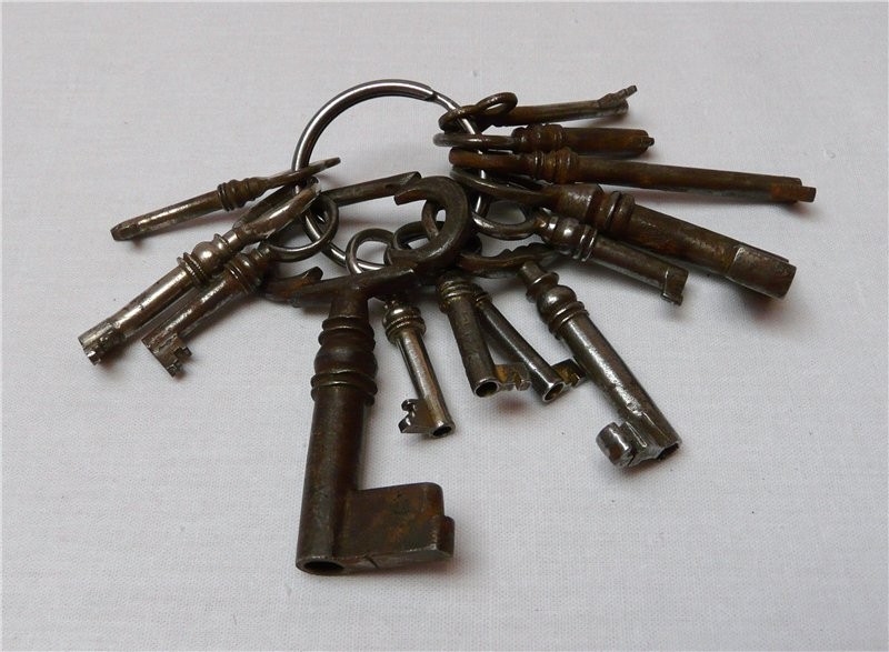Ключи старинные 13шт. (R369)