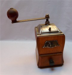 Кофемолка старинная (J983)