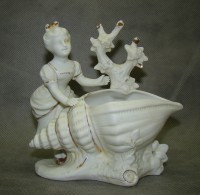 Фигурка старинная с лоточком Девушка с ракушкой (A755)
