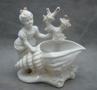 Фигурка старинная с лоточком Девушка с ракушкой (A755)