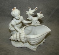 Фигурка старинная с лоточком Девушка с ракушкой (A755)