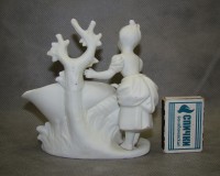 Фигурка старинная с лоточком Девушка с ракушкой (A755)