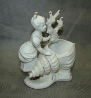 Фигурка старинная с лоточком Девушка с ракушкой (A755)