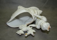 Фигурка старинная с лоточком Девушка с ракушкой (A755)