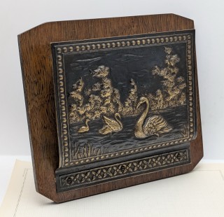 Газетница полочка для писем и газет с чеканкой Лебеди (B055)