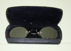Пенсне старинное с футляром (Q671)