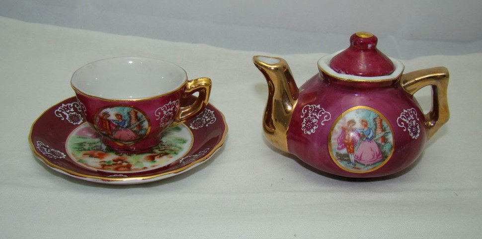 Миниатюры: чашка блюдце и чайник (U048)