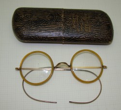 Очки старинные с футляром (Q913)