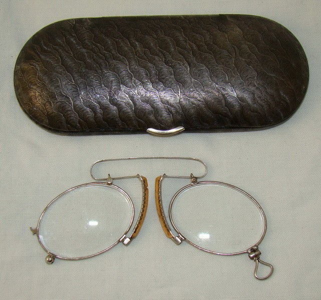 Пенсне с дужками. Древние очки. Пенсне из проволоки своими руками. Стимпанк пенсне. Вещи в пенсне.