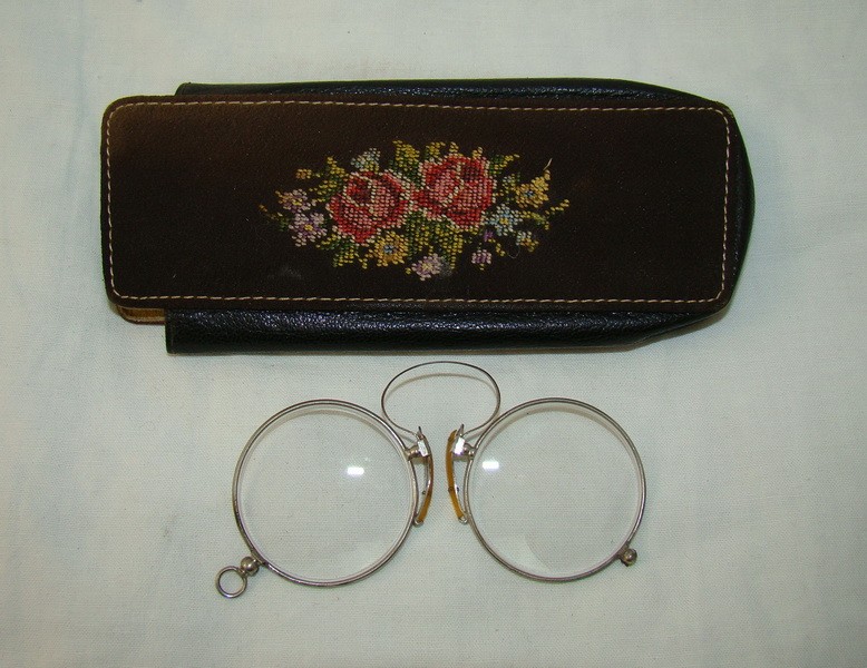 Пенсне старинное в футляре (R454)