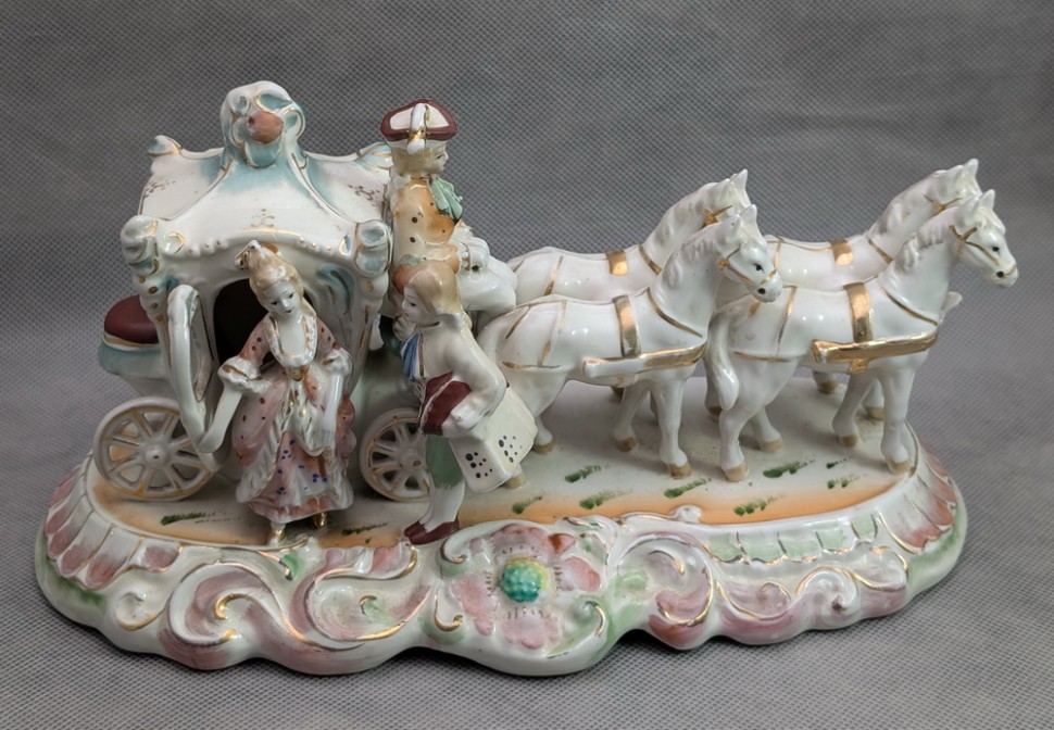 Фигурка винтажная фарфоровая композиция Карета (B062)