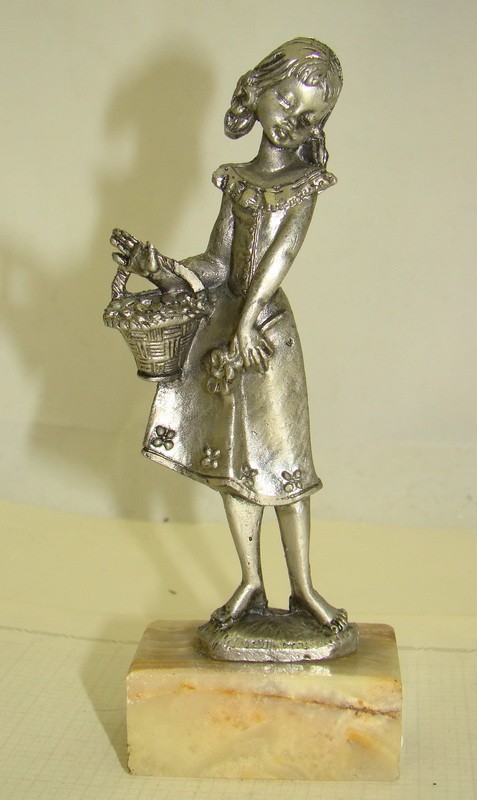 Фигурка статуэтка Девочка с цветами (X364)