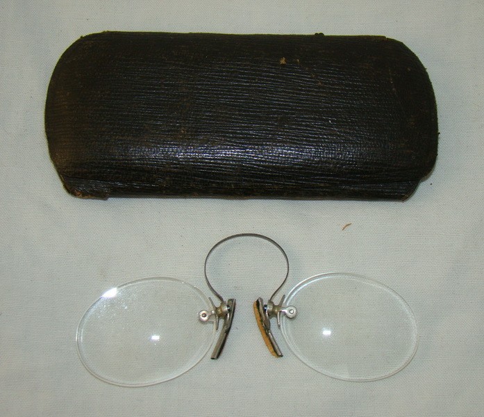 Пенсне старинное в футляре (R456)