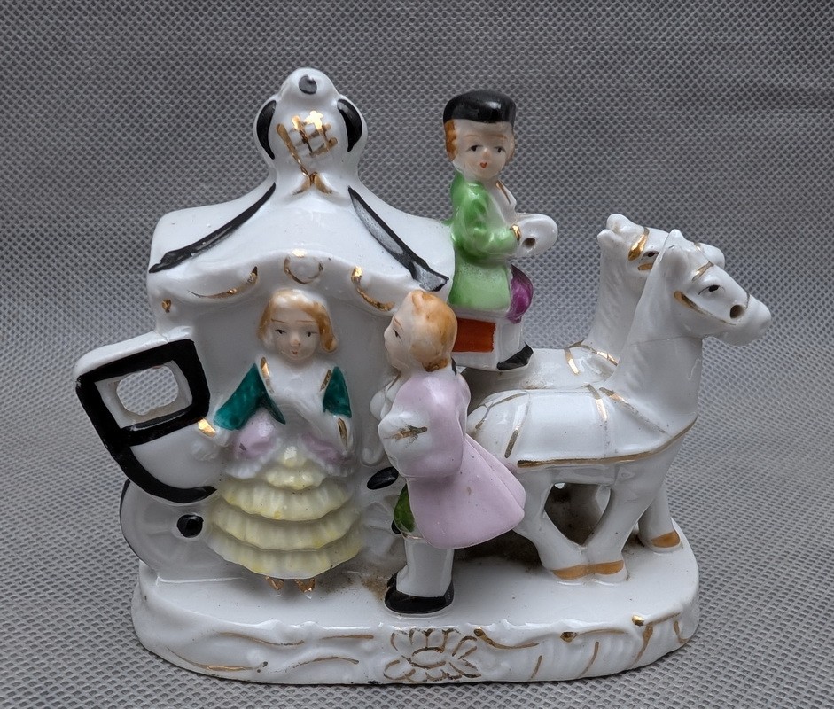 Фигурка винтажная фарфоровая Карета (B063)