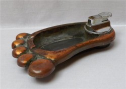 Пепельница с зажигалкой "Нога" (R385)