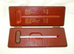 Термометр винный в деревянном футляре (T883)