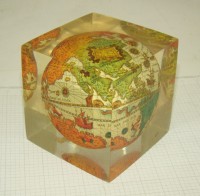 Сувенир винтажный пресс-папье Глобус в кубике (X721)