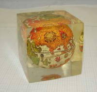 Сувенир винтажный пресс-папье Глобус в кубике (X721)