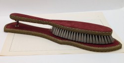 Щетка для одежды винтажная с подставкой на стену (B166)