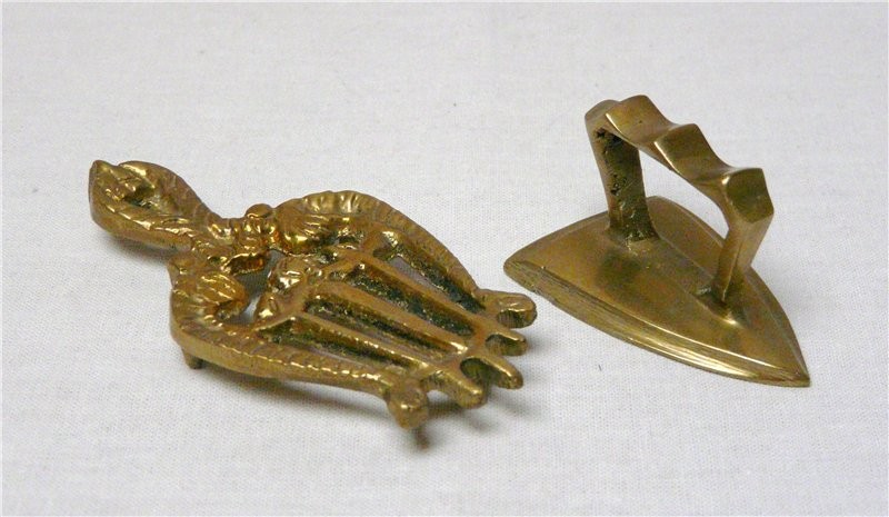 Утюг кукольный и подставка (K775)