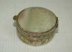 Шкатулка таблетница винтажная с камнем (M295)