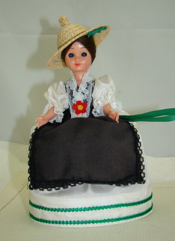 Кукла в национальной одежде винтажная (V679)