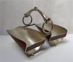 Подставка под две винные бутылки (K381)