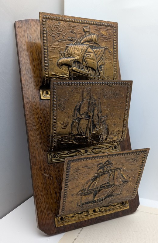 Старинная полочка для писем и газет с чеканками Парусники (A874)