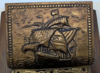 Старинная полочка для писем и газет с чеканками Парусники (A874)