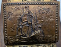 Старинная полочка для писем и газет с чеканками Парусники (A874)
