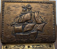 Старинная полочка для писем и газет с чеканками Парусники (A874)