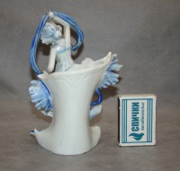 Фигурка вазочка фарфоровая старинная с дефектом (M493)