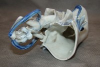 Фигурка вазочка фарфоровая старинная с дефектом (M493)