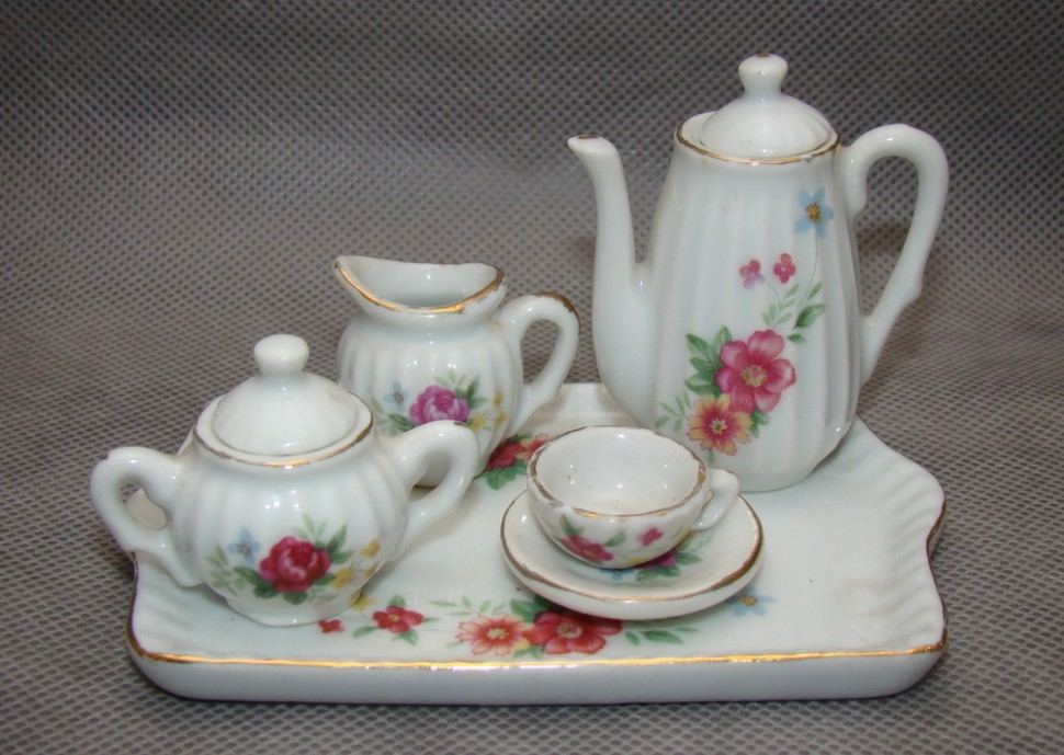 Фарфоровая миниатюра Сервиз кофейный кукольный Эгоист (A184)