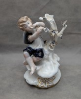 CH Hispania фарфоровая статуэтка Мальчик с дудкой (A976)